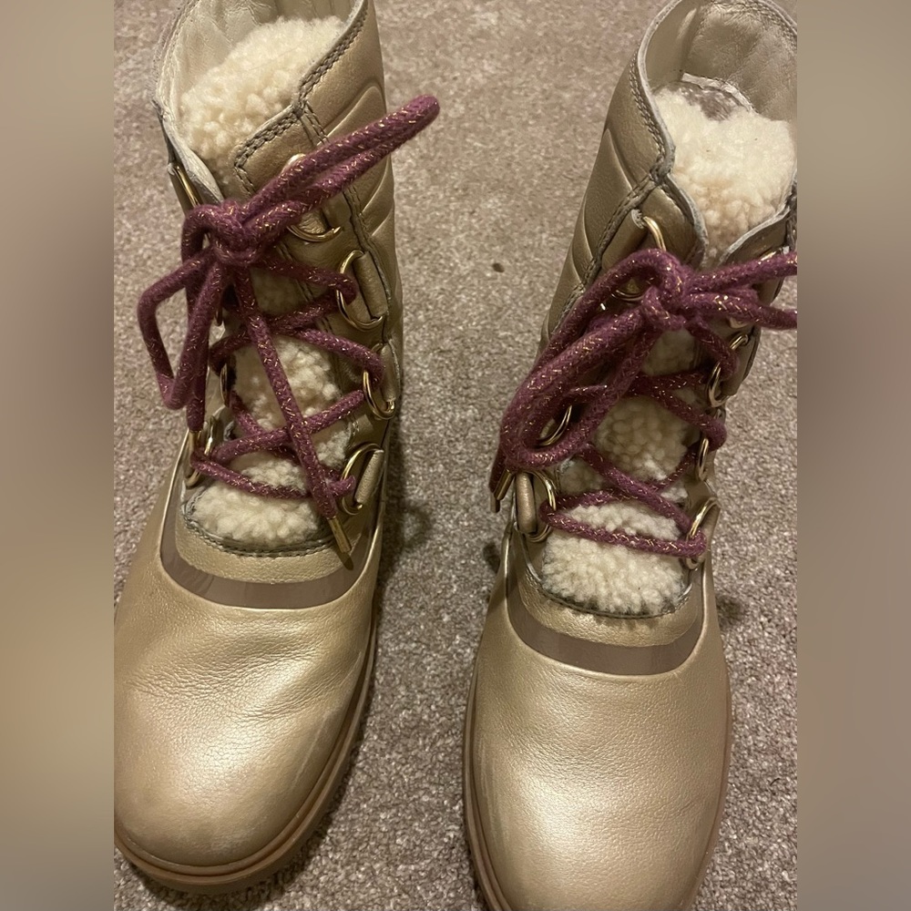 Sorel Joan of Arctic Next Lite Lux snow boots 8.5 gold and Sherpa so cute!